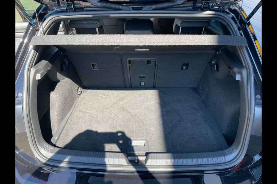 Volkswagen Golf 1.5 eTSI R-Line exterieur en interieur | panoramadak