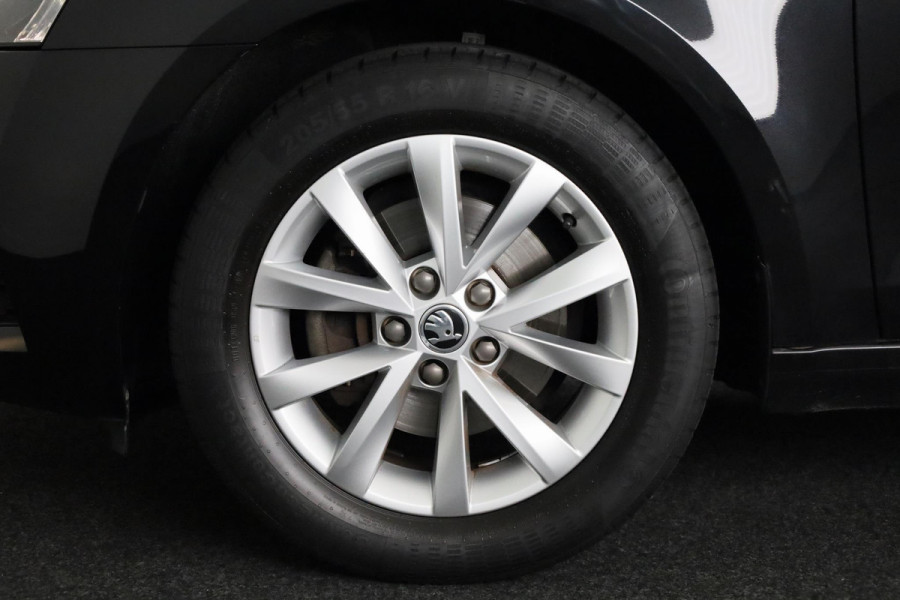 Škoda Octavia 1.0 TSI Greentech Ambition Business 116pk | Navigatie | Parkeersensoren achter | Cruise controle | 16 inch lichtmetalen velgen