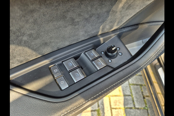 Audi e-tron e-tron 50 quattro Launch edition Black | Pano | Led | Trekhaak