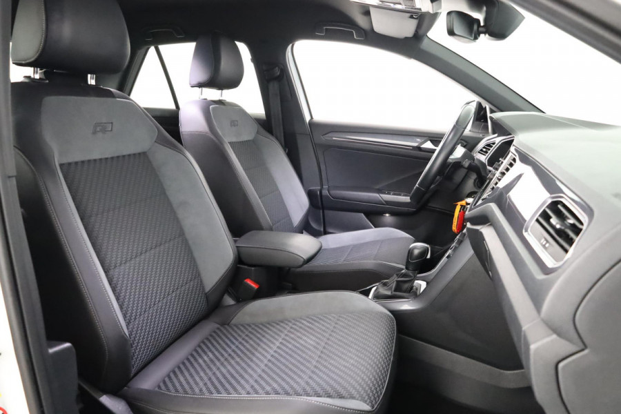 Volkswagen T-Roc 1.5 TSI Sport R-Line 150 pk Automaat (DSG) | Navigatie | Parkeersensoren | Achteruitrijcamera | Adaptieve cruise control | Stoelverwarming |