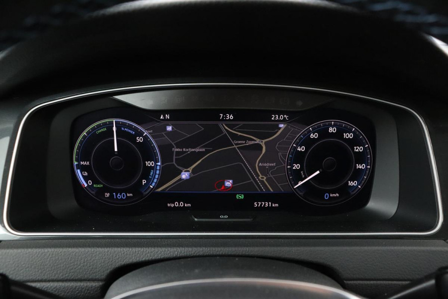 Volkswagen e-Golf | Camera | Warmtepomp | Stoelverwarming | Carplay | Park Assist | Active Info | Full LED | Navigatie | Cruise control