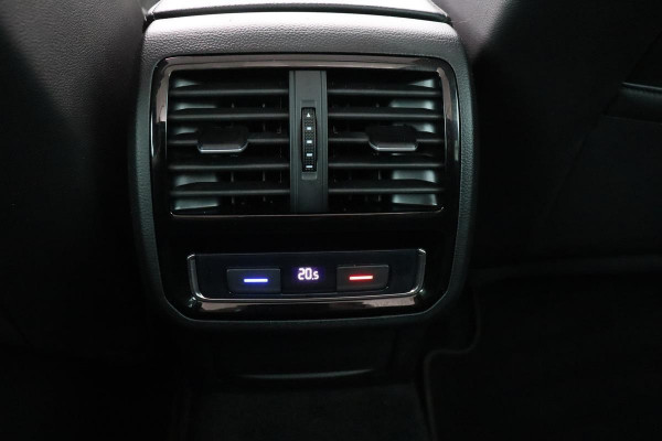 Volkswagen Passat 2.0 TSI Elegance R | Panoramadak | Matrix LED | Stoelverwarming | Camera | Carplay | Alcantara | Navigatie | Adaptive cruise | Active Info | Keyless | PDC | R-Line