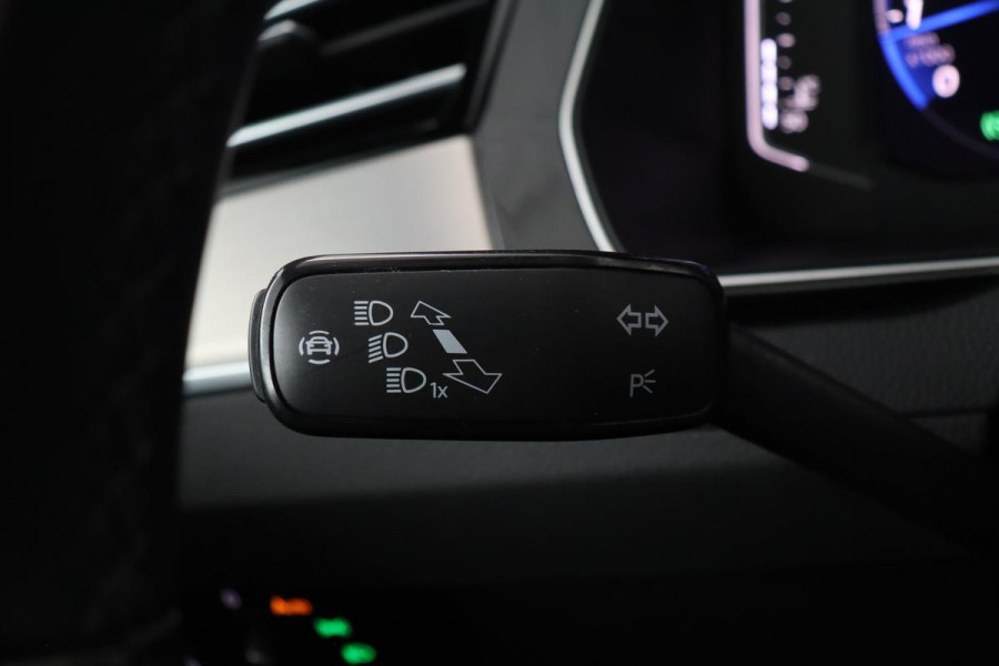 Volkswagen Passat 2.0 TSI Elegance R | Panoramadak | Matrix LED | Stoelverwarming | Camera | Carplay | Alcantara | Navigatie | Adaptive cruise | Active Info | Keyless | PDC | R-Line