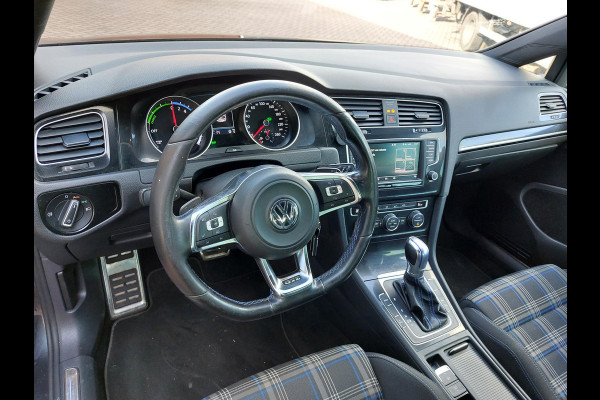 Volkswagen Golf 1.4 TSI GTE Connected Series | Trekhaak | NL auto