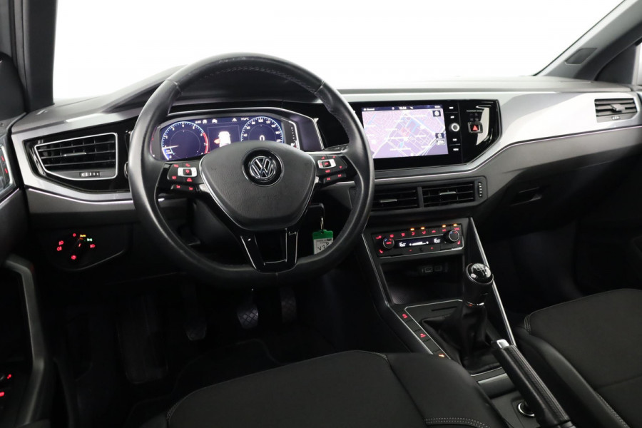 Volkswagen Polo 1.0 TSI Highline R-Line 95 pk | Navigatie | Parkeersensoren | LED koplampen | Stoelverwarming | Adaptieve cruise control |