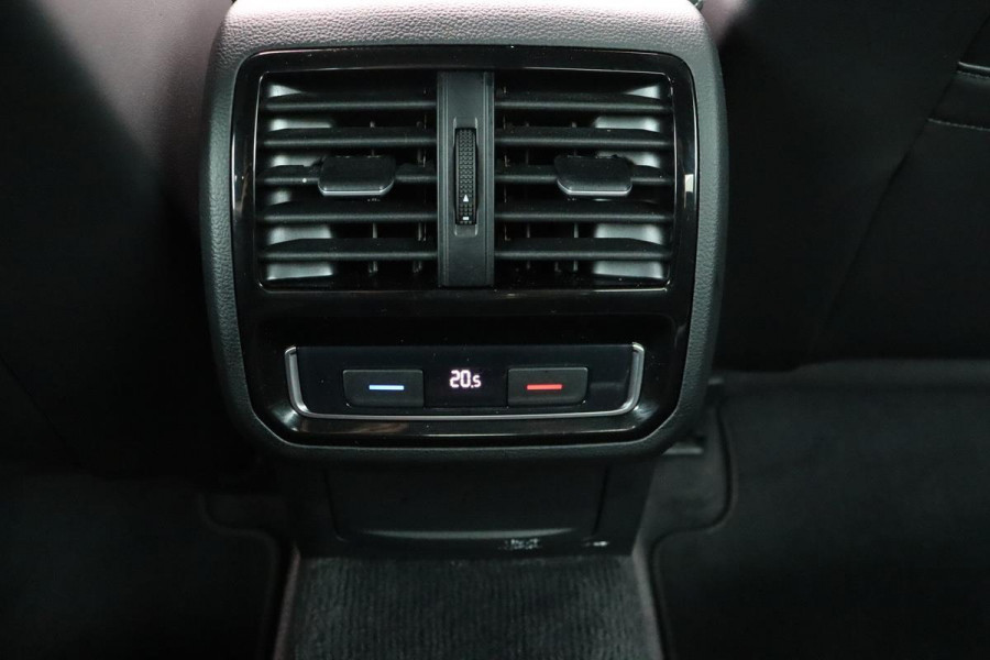 Volkswagen Passat 1.5 TSI R-line | DSG | Nappaleder | Stoelverwarming | Camera | Carplay | Navigatie | Adaptive cruise | Active Info | Climate control | Full LED