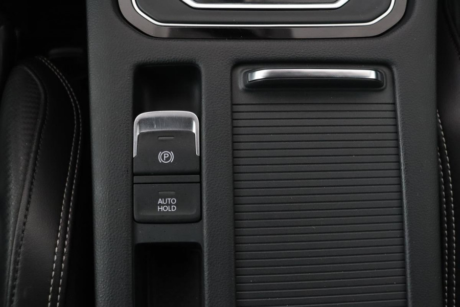 Volkswagen Passat 1.5 TSI R-line | DSG | Nappaleder | Stoelverwarming | Camera | Carplay | Navigatie | Adaptive cruise | Active Info | Climate control | Full LED