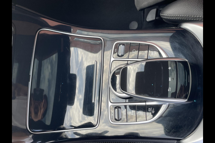 Mercedes-Benz GLC 350e 320pk 4MATIC AMG Line | Navigatie | Camera | Parkeersensoren | Cruise Control | Panoramisch schuifdak | Afneembare trekhaak | Elektrische achterklep | Blind Spot Assist | Stoelverwarming | Getinte ramen