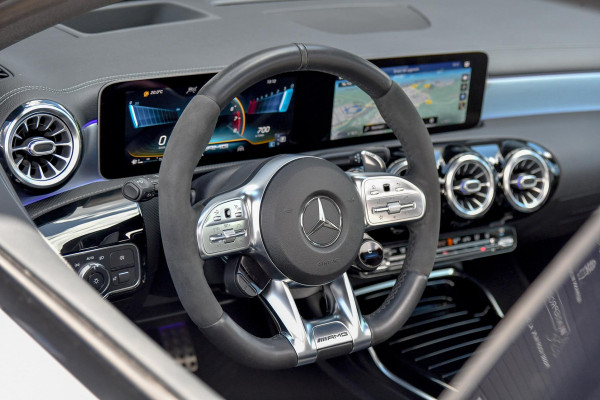 Mercedes-Benz A-Klasse AMG 35 4MATIC. Schaal, Pano, Memory, Distro+, HUD, 360, Keyless, CarPlay!