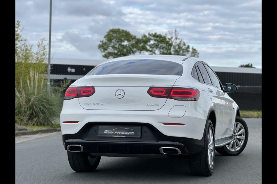 Mercedes-Benz GLC Coupé 300e 4MATIC AMG Schuifdak|Camera 360°|Burmester®|Keyless|Sfeerverlichting|Night pakket|Achterbank verw.