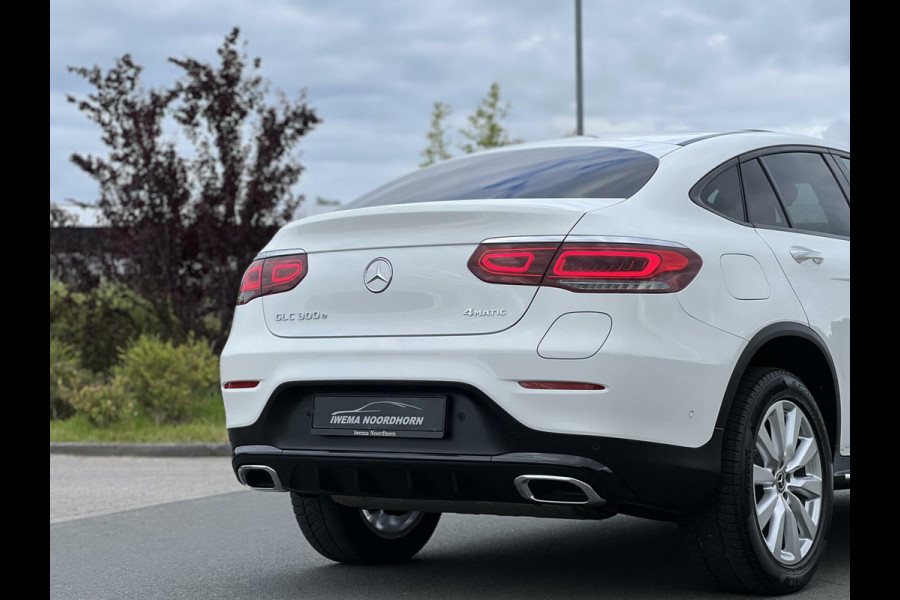 Mercedes-Benz GLC Coupé 300e 4MATIC AMG Schuifdak|Camera 360°|Burmester®|Keyless|Sfeerverlichting|Night pakket|Achterbank verw.