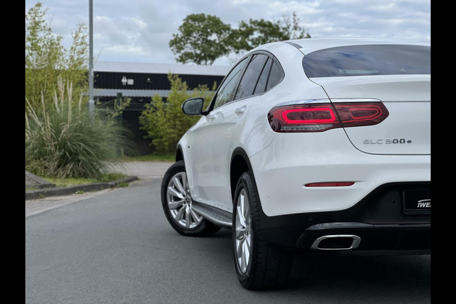 Mercedes-Benz GLC Coupé 300e 4MATIC AMG Schuifdak|Camera 360°|Burmester®|Keyless|Sfeerverlichting|Night pakket|Achterbank verw.