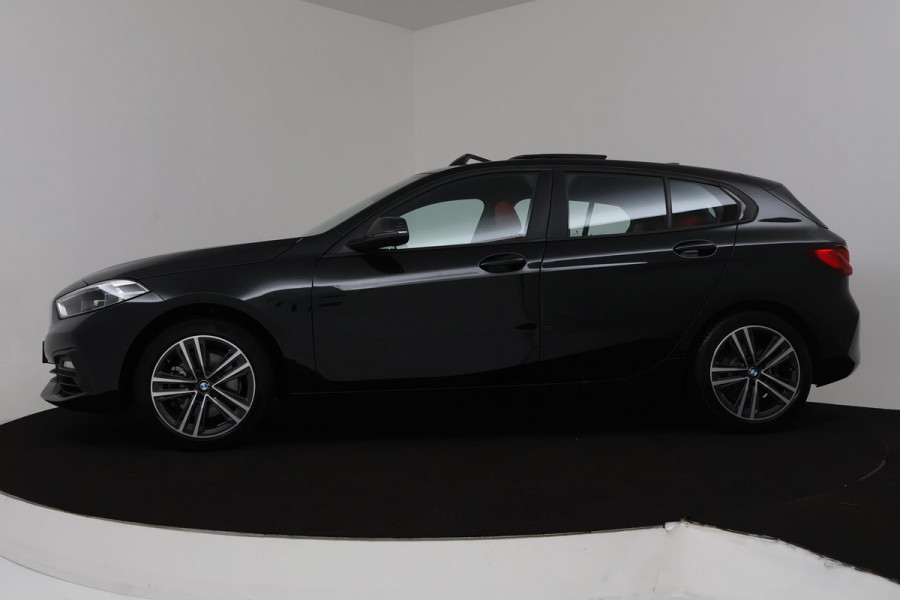 BMW 1-serie 118i High Executive Edition Sport Automaat (PANORAMADAK, CRUISE, NAVIGATIE, PDC, NL-AUTO, DEALER ONDERHOUDEN)