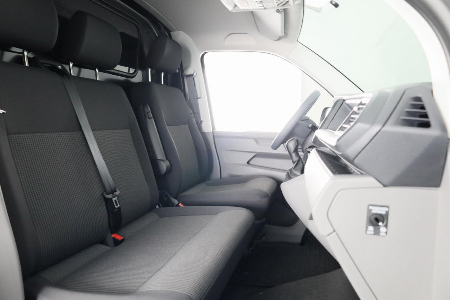 Volkswagen Transporter 2.0 TDI L2H1 28 150 pk Automaat (DSG) | Navigatie | Parkeersensoren | Achteruitrijcamera | Cruise control | Apple Carplay/Android Auto |