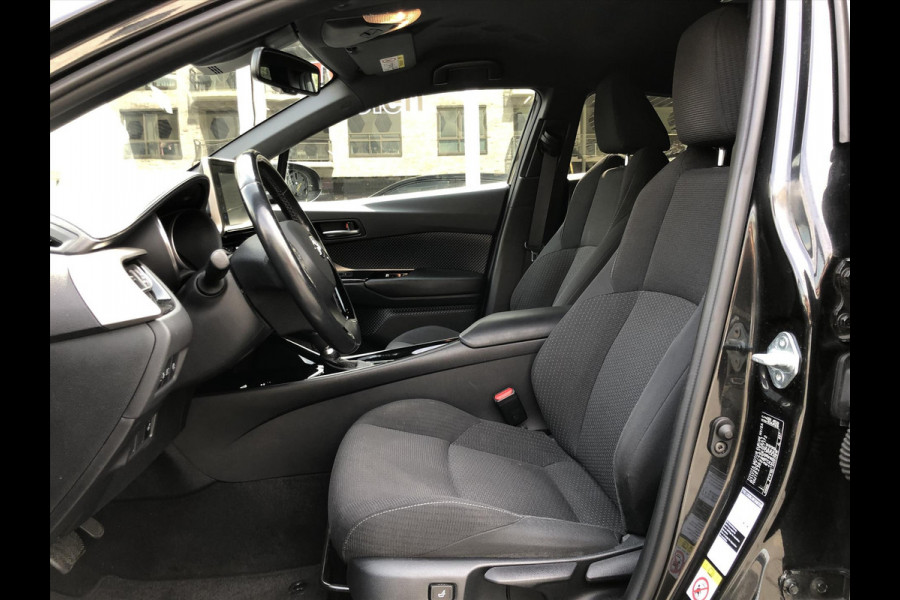 Toyota C-HR 1.8 Hybrid Style | Trekhaak, Dodehoekherkenning, Navigatie, Parkeersensoren, Stoel + Stuurverwarming, Keyless
