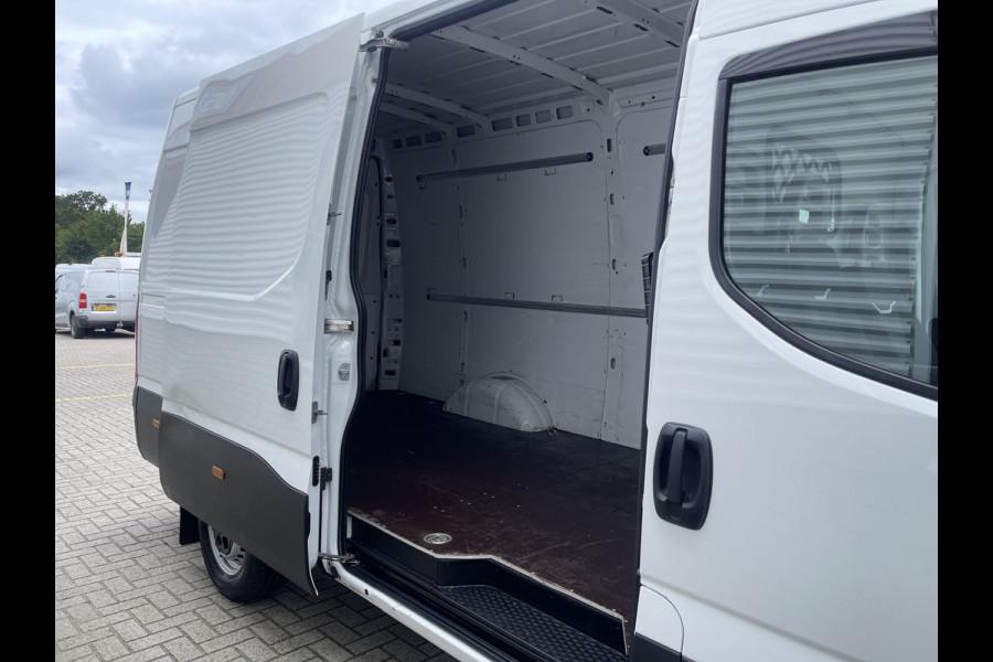 Iveco Daily 35S16V 2.3 L2H2 160pk / vaste prijs rijklaar € 27.950 ex btw / lease vanaf € 500 / climate control / mag 3500 kg trekken / 270 graden achterdeuren / euro 6 diesel !