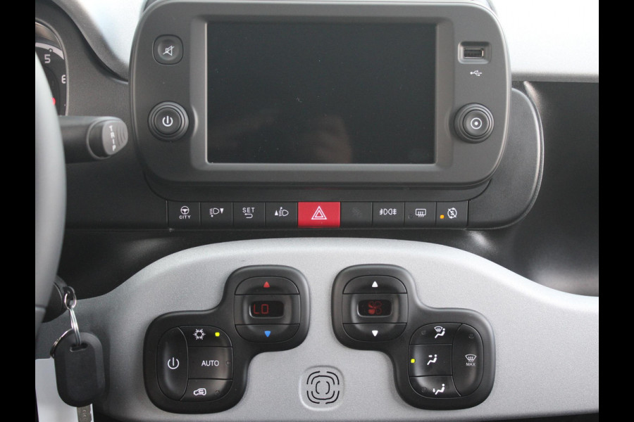 Fiat Panda Hybrid Garmin Cross | Clima | Priv. glass | Dakrails | 5-Persoons | Apple Carplay | Verde Foresta | Pack Garmin