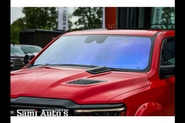 Dodge Ram 1500 HEAD UP | WIDE BODY | MWK | HEMI V8 402PK | FLAME RED | LUCHTVERING | BOM VOL | 4PLAY WIELEN | DUBBELE CABINE | DC | GRIJS KENTEKEN |