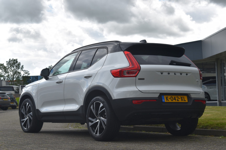 Volvo XC40 T5 262PK Recharge R-Design | ACC | H&K | Camera | Stoelverwarming | 20 "LMV | Stuurverwarming |