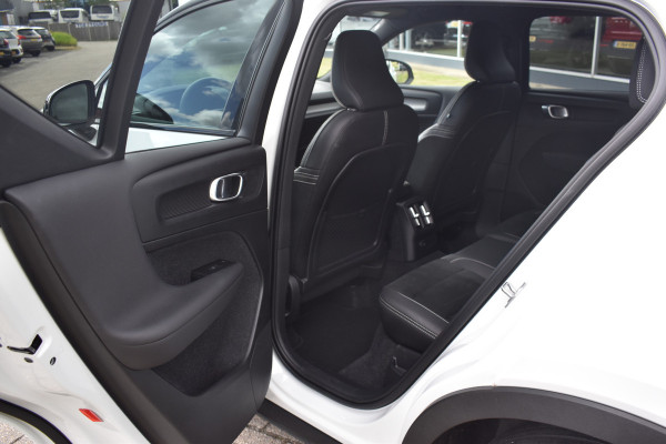 Volvo XC40 T5 262PK Recharge R-Design | ACC | H&K | Camera | Stoelverwarming | 20 "LMV | Stuurverwarming |