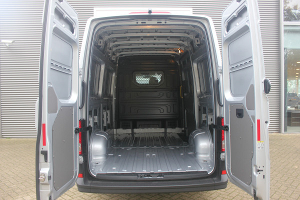 Volkswagen Crafter 35 2.0 TDI L3H3 177pk - LED koplampen - Navigatie - Geveerde stoel - Cruise - Camera - DAB - Parkeersensoren - Rijklaar