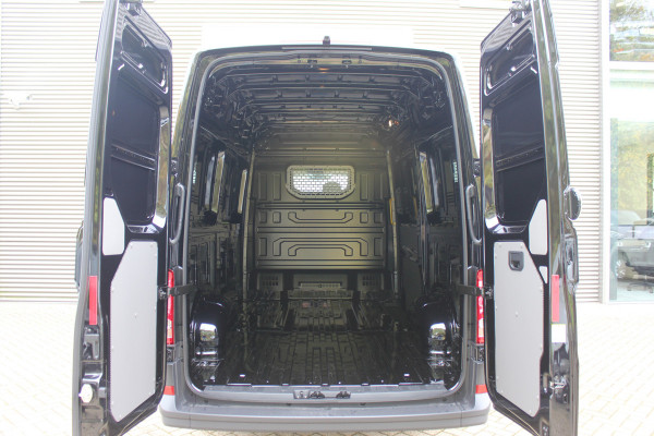 Volkswagen Crafter 35 2.0 TDI L3H3 177pk - LED koplampen - Navigatie - Geveerde stoel - Cruise - Camera - DAB - Parkeersensoren - Rijklaar