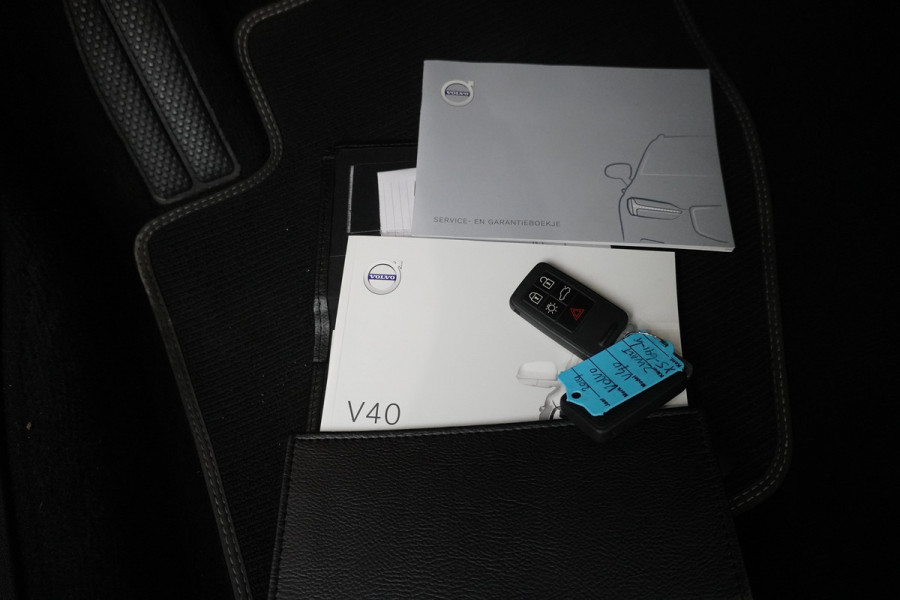 Volvo V40 BWJ 2019 / 2.0 D3 150PK Polar+ Sport automaat NL auto / Pano dak / Leer/Alcantara / Camera a / Clima / Ful LED / Navi /