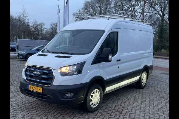 Ford E-Transit 350 L2H2 Trend 68 kWh Nieuw | Graag bellen voor bezichtiging | Voorraad | 3 Stuks! | Imperiaal | Achteruitrijcamera | Dodehoeksensoren | 3 zits | Adaptieve Cruise