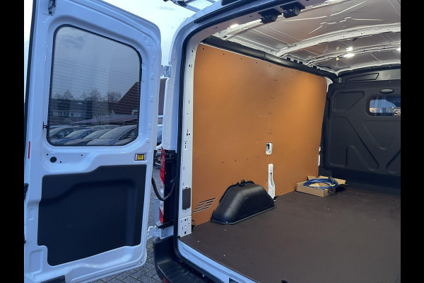 Ford E-Transit 350 L2H2 Trend 68 kWh Nieuw | Graag bellen voor bezichtiging | Voorraad | 3 Stuks! | Imperiaal | Achteruitrijcamera | Dodehoeksensoren | 3 zits | Adaptieve Cruise