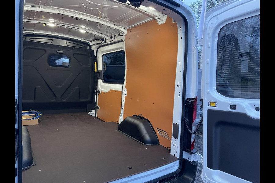 Ford E-Transit 350 L2H2 Trend 68 kWh Nieuw | Graag bellen voor bezichtiging | Voorraad | 3 Stuks! | Imperiaal | Achteruitrijcamera | Dodehoeksensoren | 3 zits | Adaptieve Cruise