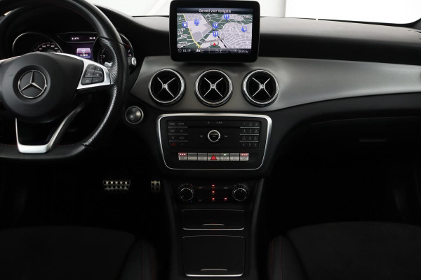 Mercedes-Benz CLA-Klasse 180 AMG | Panoramadak | Stoelverwarming | Camera | Full LED | Navigatie | Half leder | Navigatie | Bluetooth