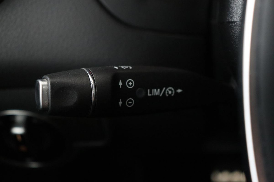 Mercedes-Benz CLA-Klasse 180 AMG | Panoramadak | Stoelverwarming | Camera | Full LED | Navigatie | Half leder | Navigatie | Bluetooth