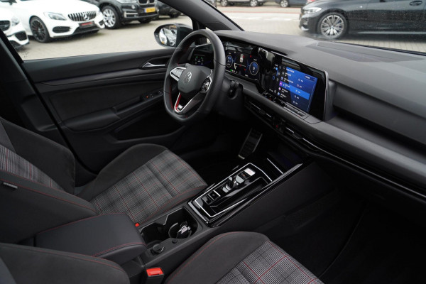 Volkswagen Golf 2.0 TSI GTI | Virtual cockpit | Panorama | Front + Lane assist | Adaptieve Cruise | Dealer onderhouden | LED |