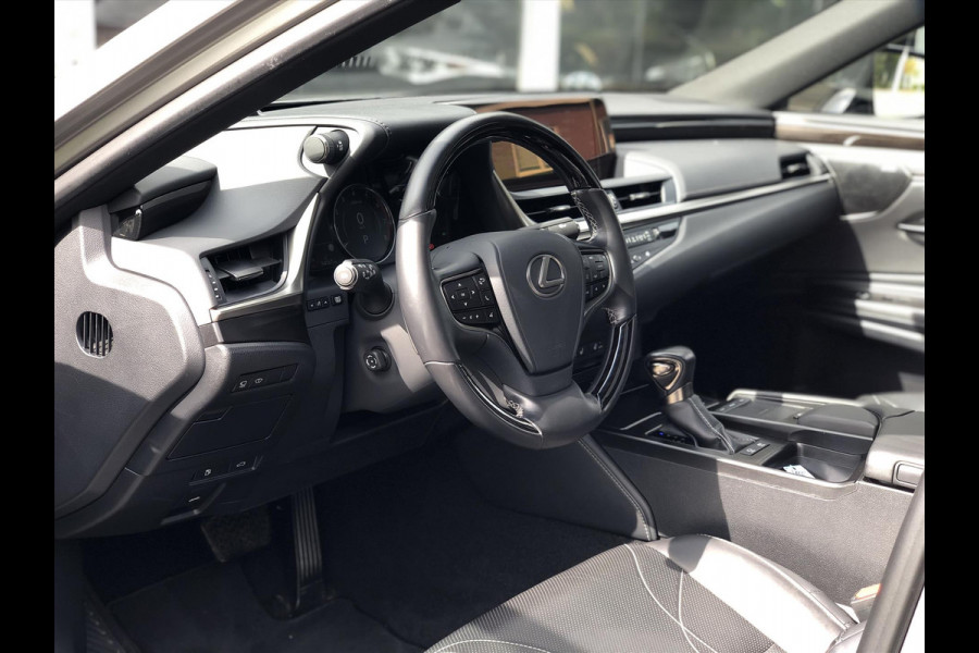 Lexus ES 300h President Line | Schuifdak, 360 Camera, Mark Levinson, Stuurverwarming, Stoelventilatie, Geheugenfunctie, Leer, Alle opties