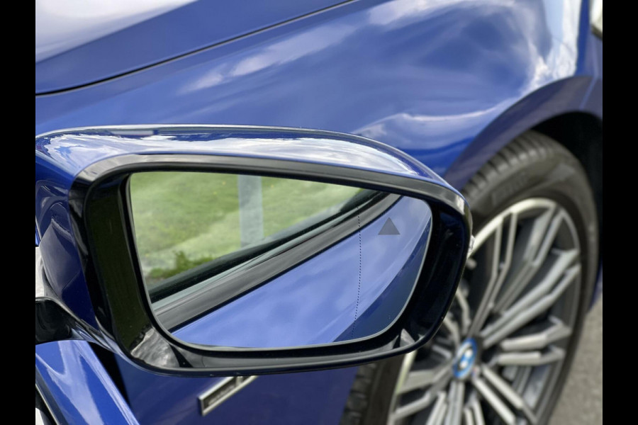 BMW 3-serie 330e M Sport Schuifdak|Keyless|Head-Up|Laser|Shadow Line|Camera|AppleCarplay|Sfeerverlichting