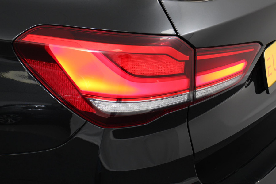BMW X1 sDrive18i Steptronic M-Sport | Navigatie | Climate control | Electrisch bedienbare achterklep | Led | Parkeer sensoren | Sportstoelen | Stoelverwarming