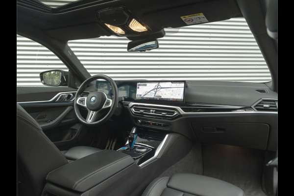 BMW i4 M50 - Dak - Leder Dash - Driving Ass Prof - Stoelventilatie - Trekhaak - Harman kardon