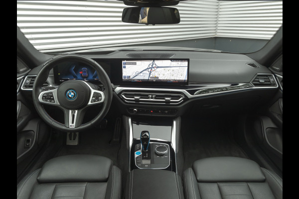 BMW i4 M50 - Dak - Leder Dash - Driving Ass Prof - Stoelventilatie - Trekhaak - Harman kardon