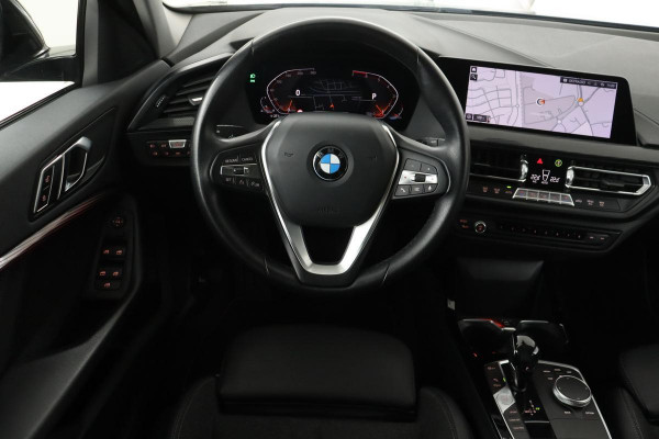 BMW 1-serie 118i Sport Line | Executive | Live Cockpit | Carplay | Sportstoelen | Full LED | Half leder | PDC | Navigatie | Sfeerverlichting