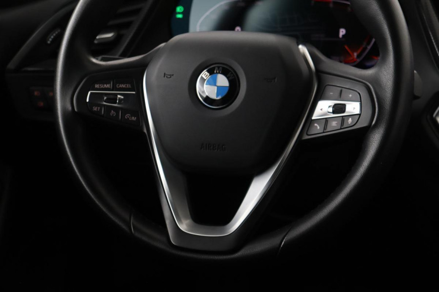 BMW 1-serie 118i Sport Line | Executive | Live Cockpit | Carplay | Sportstoelen | Full LED | Half leder | PDC | Navigatie | Sfeerverlichting