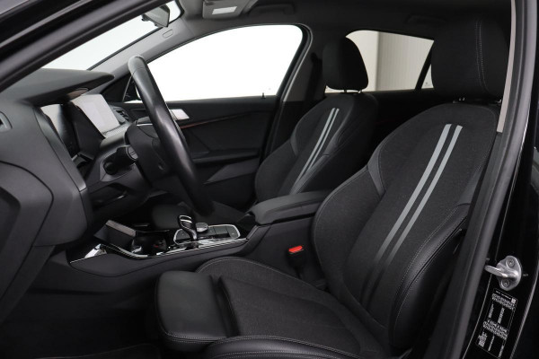 BMW 1-serie 118i Sport Line | Executive | Live Cockpit | Carplay | Sportstoelen | Full LED | Half leder | PDC | Navigatie | Sfeerverlichting