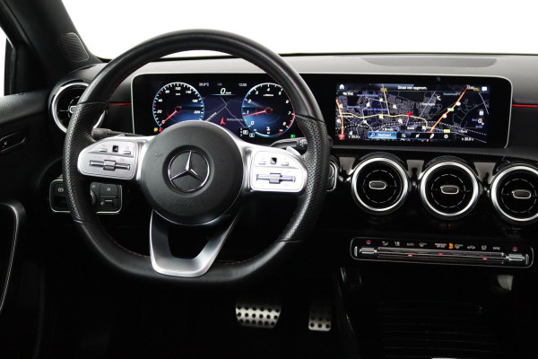 Mercedes-Benz A-Klasse 180 Business Solution AMG Night Upgrade Automaat (PANORAMADAK, STOELVERWARMING, CAMERA, 1e EIGENAAR)
