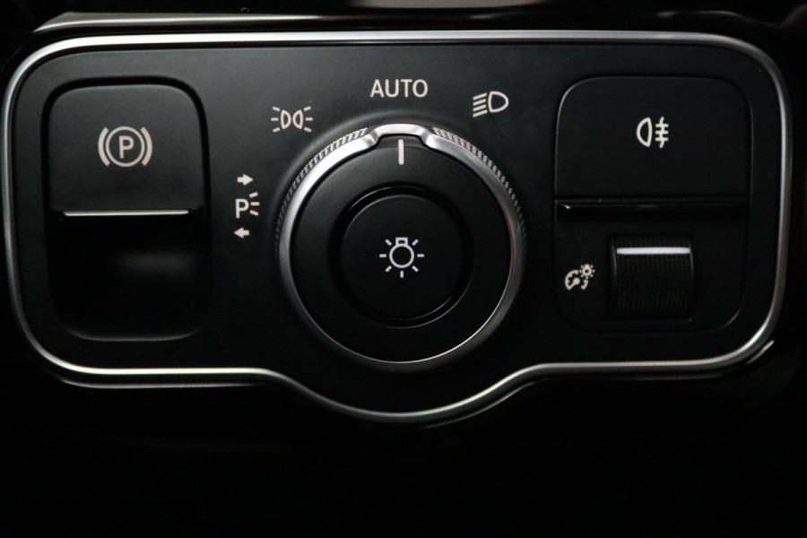 Mercedes-Benz A-Klasse 180 Business Solution AMG Night Upgrade Automaat (PANORAMADAK, STOELVERWARMING, CAMERA, 1e EIGENAAR)