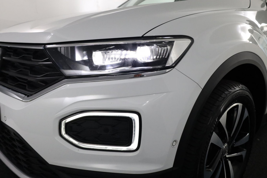 Volkswagen T-Roc 1.5 TSI Style 150 pk Automaat (DSG) | Navigatie | Parkeersensoren (Park assist) | LED koplampen | Stoelverwarming |