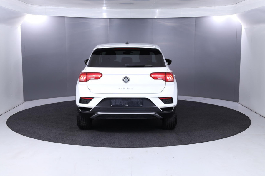 Volkswagen T-Roc 1.5 TSI Style 150 pk Automaat (DSG) | Navigatie | Parkeersensoren (Park assist) | LED koplampen | Stoelverwarming |