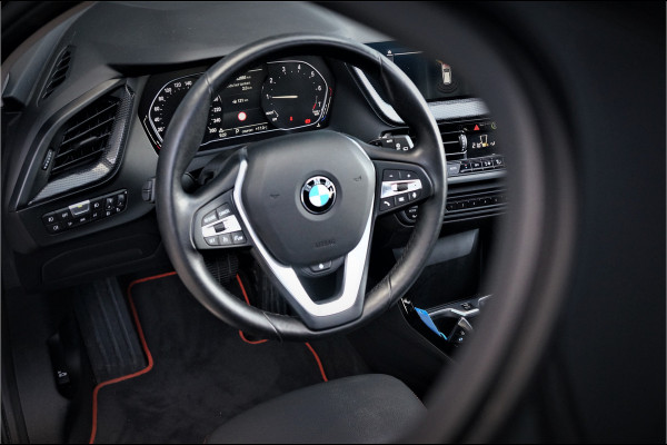 BMW 1-serie 118i Executive Ed. Sport | Panoramadak | Stoelverwarming | Stuur verwarming | Apple Carplay | Keyless | Automaat | Led | PDC | Aut. Airco | Cruise Control | Navigatie | Dealer Onderhouden |