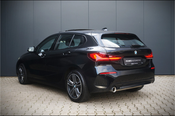 BMW 1-serie 118i Executive Ed. Sport | Panoramadak | Stoelverwarming | Stuur verwarming | Apple Carplay | Keyless | Automaat | Led | PDC | Aut. Airco | Cruise Control | Navigatie | Dealer Onderhouden |