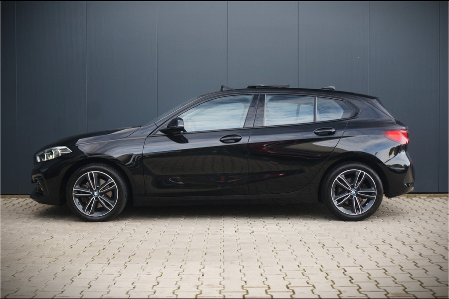 BMW 1-serie 118i Executive Ed. Sport | Panoramadak | Stoelverwarming | Stuur verwarming | Apple Carplay | Keyless | Automaat | Led | PDC | Aut. Airco | Cruise Control | Navigatie | Dealer Onderhouden |