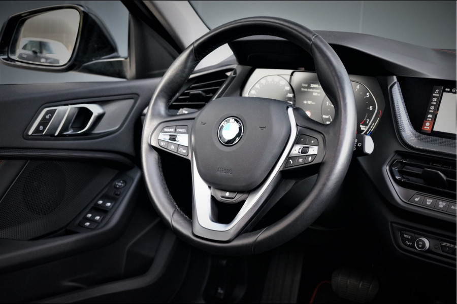 BMW 1-serie 118i Executive Ed. Sport | Panoramadak | Stoelverwarming | Stuur verwarming | Apple Carplay | Keyless | Automaat | Led | PDC | Aut. Airco | Cruise Control | Navigatie | Dealer Onderhouden |