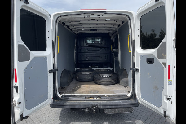 Volkswagen Crafter 2.0 TDI 177 PK / L3H2 / AIRCO / 3.000 KG AHG / BIJRIJDERSBANK / STANDKACHEL / TREKHAAK